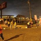  Hinchas identificados con el Ídolo se enfrentaron en el paso peatonal que conecta el suburbio de Guayaquil con el Monumental. 