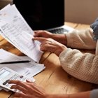  Las empresas, como la eléctrica y agua potable, sirven de canal para poder cobrar estos valores y que contribuyan económicamente al trabajo de la otra organización que recibe el dinero. 