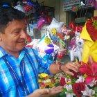  El comerciante César Cevallos menciona que los arreglos para papás se vienen pidiendo desde unos cinco años atrás. 