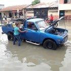  Dos personas empujaron su vehículo, que presentó daños por el ingreso del agua,  en la avenida 27 de Noviembre.  