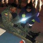  Los socorristas lo atendieron luego del brutal ataque. En la foto se lo observa aún con las piernas amarradas. 