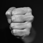  El detenido nada podía hacer nada para evitar los golpes, sólo se quejaba y pedía que no lo maltraten. 