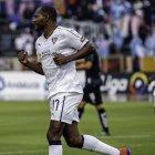  El goleador albo, Juan Luis Anangonó, puso el solitario gol del partido, en una lluviosa y fría tarde quiteña 