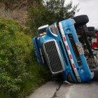  Equipos de emergencia se trasladaron a la escena para revisar a la persona que yacía herida dentro de la carrocería. 