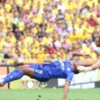  Damián Frascarelli (d) no fue más titular en Barcelona tras agredir a Daniel Angulo, de Emelec en el último Clásico. 