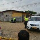  Al sector, ubicado en el noroeste de Guayaquil, acudieron peritos de Criminalística, quienes inspeccionaron el cadáver y encontraron posibles indicios del crimen, entre esos algunos sobres. 