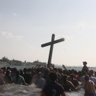  Los pescadores junto a los devotos gritaban al unísono “viva Jesús”, mientras sumergían el madero al agua por tres ocasiones. Cada vez que la cruz era levantada los feligreses le lanzaban agua y pedían bendiciones. 