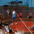  El técnico Darío Meza (centro), en una charla con los jugadores del club. 
