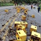  La semana pasada, jabas de cerveza cayeron de un tráiler en Quito, a 2 km antes del Quinche.  