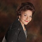  Fresia Saavedra celebra un año más de éxitos musicales. 