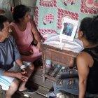  Los padres de Segundo David Villegas Moncayo y una hermana colocaron una fotografía suya para recordarlo. 