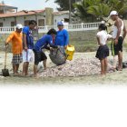  El pescado es acumulado en la playa para que los comuneros se acerquen a comprarlo. Cada palada cuesta 1 dólar. 
