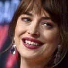  Dakota Johnson se realizó un notorio cambio en sus dientes. 