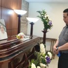  Carlos Alberto Flores mira con tristeza el féretro donde reposan los restos de su hermano, Jorge Luis. 