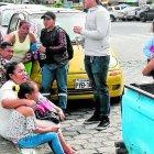  Los familiares del motociclista Julio Manzaba, desconsolados por su trágica partida. 