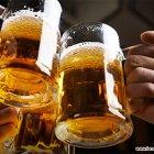  Los consumidores de cerveza en Ecuador celebran. 