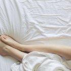  Debby Herbenick, experta en educación sexual, a recopilar algunas razones por las cuales las mujeres están teniendo su primer orgasmo a una edad temprana y sin recurrir a un encuentro sexual. 