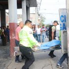  El cuerpo fue retirado del portal de la vivienda por agentes de la Policía Nacional. En el sitio solo encontraron un papel con un nombre. 