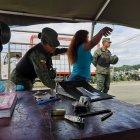  Militares revisan a todas las personas que ingresan a las cárceles, ellos han encontrado objetos prohibidos. 