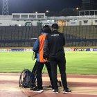  La foto toma en el estadio Atahualpa del cuarto árbitro Javier Colcha y el camarógrafo de GolTV se hizo viral.  