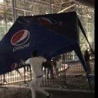  Un asistente del concierto Bash in colors lanza una carpa. 