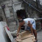  Recoge cartones y plásticos para hacer dinero y sobrevivir.  