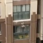  Los moradores del sector utitlizaron una manta para evitar que se impacte con el suelo. 