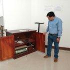  El delincuente logró llevarse un equipo musical, tras cortar los cables de la vigilancia. 