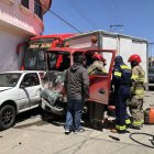  Otros dos autos que estaban estacionados fueron afectados por la fuerza del impacto. 