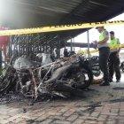  Cuatro motos y un auto se quemaron la madrugada de ayer. No hay responsables en este caso. 