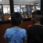  En 2017, dos de los niños afectados por abuso sexual en el colegio Aguirre Abad acudieron a oír declaraciones de una de las partes acusadas. 