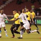  Los albos, pese a la expulsión del Toño Valencia y la lesión de Adrian Gabbarini, le ganaron a Barcelona con goles de Anderson Julio y Rodrigo Aguirre. 
