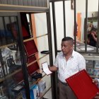  Uno de los perjudicados observa cómo quedó su local. 