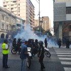  Momento en que los manifestantes lanzaron una bomba lacrimógena contra los uniformados. 