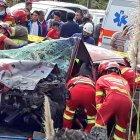  Socorristas realizan labores para liberar a los heridos.  