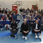  Felipe Caicedo (i) durante la visita a la escuela de Mentana (Italia). 