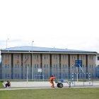  Al no tener un espacio físico donde secar su ropa, los presos utilizan las ventanas para colgar el uniforme y, a pesar del frío, esperar a que esté listo para usarlo.  