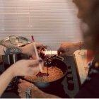  Raúl Escuin es dueño y chef de ‘Tú y tu morcilla’, donde elabora este embutido con la sangre de sus clientes.  