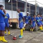  Los jugadores del club de la ciudad Las Naves toman un descanso luego de su entrenamiento. 