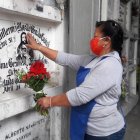 Antes de irse a su casa, María del Rosario deja sus ramitos en varias bóvedas.