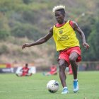 El delantero Adonis Preciado en el entrenamiento del ídolo del astillero.