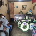 Carlos fue velado en la casa de sus padres, en la 14 y Oriente, en el suburbio de Guayaquil.