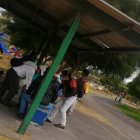 Las personas se juntan en el espacio e incumplen las normas restrictivas.