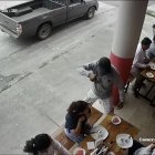 En la grabación se observa a uno de los sujetos apuntando a los clientes con un arma de fuego.
