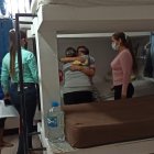 Por el encierro María Eulalia se desploma, pero recibe el respaldo de sus compañeras de celda y personas del Centro Penitenciario.