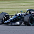 Lewis Hamilton completó con un pinchazo en la llanta delantera la última vuelta del Gran Premio de Gran Bretaña.