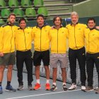 El equipo Copa Davis que ganó a Japón. Roberto Quiroz (i), Gonzalo Escobar, Emilio Gómez, Diego Hidalgo, Raúl Viver (capitán) y Helí Paredes (preparador físico).