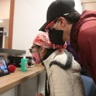 Kathy Terán y su padre visitaron “digitalmente” a su pariente que está contagiado.