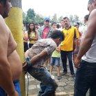  El populacho lo agarró luego de que sea identificado por su víctima. 