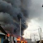  En cuestión de minutos, nueve casas de construcción de caña fueron reducidas a cenizas. 